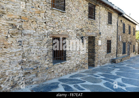 Facciata costruita in ardesia a Campillo de Ranas. Foto Stock