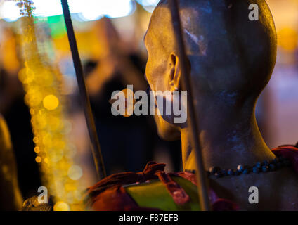 Devoto indù con linguetta forata durante Thaipusam annuale festa religiosa nelle Grotte Batu, sud-est asiatico, Kuala Lumpur, Malesia Foto Stock