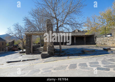 La piazza principale di Campillo de Ranas. Foto Stock