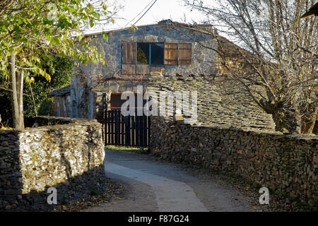 Tipica casa costruita in ardesia a Campillo de Ranas. Foto Stock