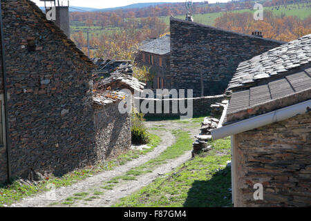 Vista di una strada di Campillo de Ranas con le tipiche costruzioni di ardesia. Foto Stock