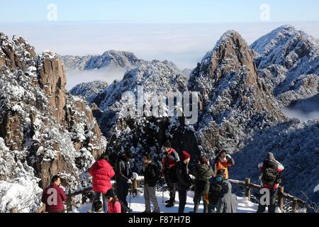 Huangshan, cinese della provincia di Anhui. 6 dicembre, 2015. I turisti guarda la neve scenario del Monte Huangshan, est cinese della provincia di Anhui, 6 dicembre 2015. Credito: Wu Sunmin/Xinhua/Alamy Live News Foto Stock