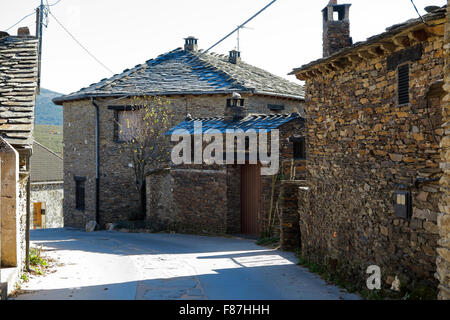 Vista di una strada di Campillo de Ranas con le tipiche costruzioni di ardesia. Foto Stock