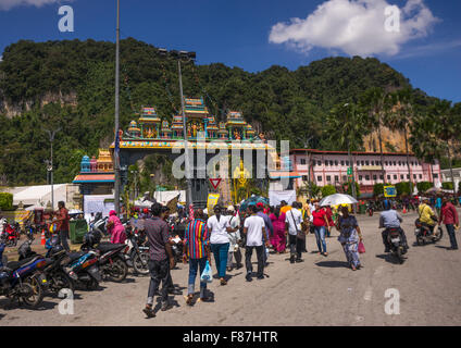 Devoti indù In Thaipusam annuale festa religiosa nelle Grotte Batu, sud-est asiatico, Kuala Lumpur, Malesia Foto Stock