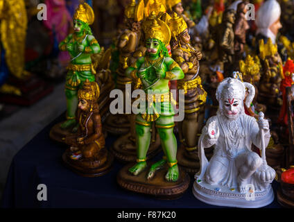 Le statue di Shiva divinità Indù in vendita in un negozio vicino nelle Grotte Batu, sud-est asiatico, Kuala Lumpur, Malesia Foto Stock