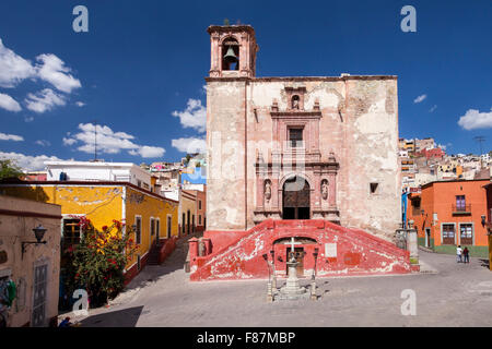 Il San Roque chiesa e plaza in Guanajuato, Messico. Foto Stock