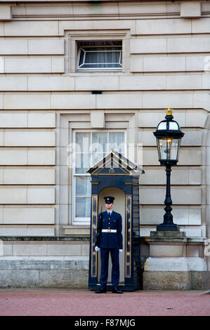 Buckingham Palace Royal Guard a Londra, in Gran Bretagna il 6 aprile 2006 Foto Stock
