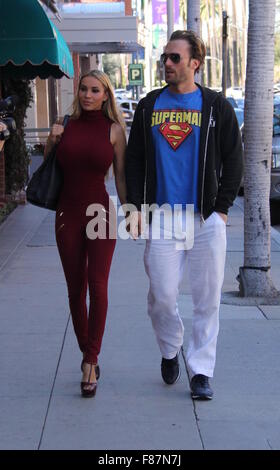 Bastian e Maria Yotta tenere le mani mentre lo shopping in Beverly Hills offre: Bastian Yotta, Maria Yotta dove: Los Angeles, California, Stati Uniti quando: 05 Nov 2015 Foto Stock