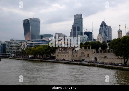 Il moderno skyline di Londra si innalza al di sopra della antica Torre di Londra Foto Stock