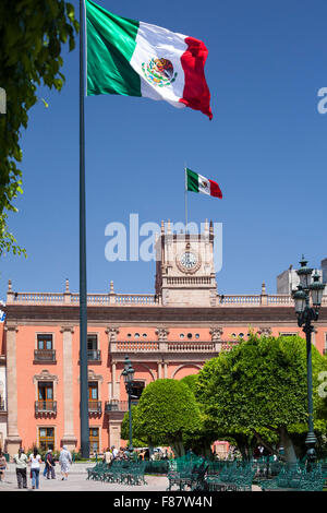 Bandierine messicane volare su Plaza de los Martires nel centro storico di Leon, Guanajuato, Messico. Foto Stock