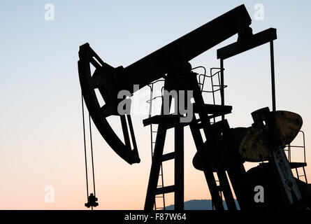 Operando il petrolio e il gas ben profilato sul Cielo di tramonto Foto Stock