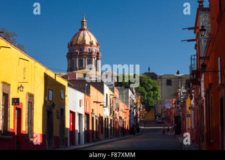 Coloratissima strada che conduce fino a Concepcion chiesa di San Miguel De Allende, Guanajuato, Messico. Foto Stock
