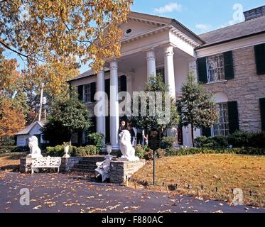 Vista frontale di Graceland, la casa di Elvis Presley, durante l'autunno, Memphis, Tennessee, Stati Uniti d'America. Foto Stock