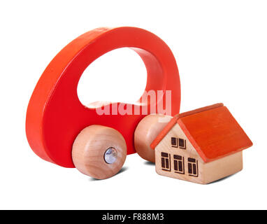 Giocattolo di legno casa e auto su sfondo bianco Foto Stock