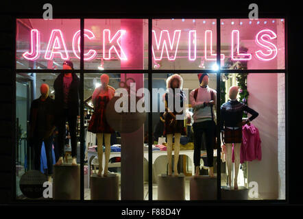 Illuminato Jack Wills negozio di fronte Carnaby Street Londra Foto Stock