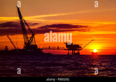 Offshore oil drilling rig con Rising Sun, Filippine, Sud-est asiatico Foto Stock