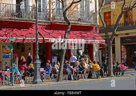 Terrazza bar pieno di persone vicino alla centrale di Mercato Coperto a Valencia, Spagna Foto Stock