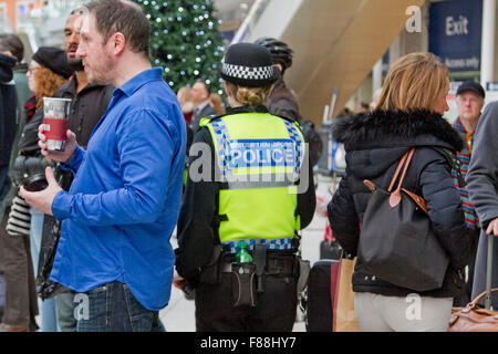 Londra, UK. Il 7 dicembre 2015. La sicurezza è aumentata con extra di pattuglie della polizia presso la stazione di Waterloo dopo gli attentati attacco di coltello a Leytonstone stazione della metropolitana sulla notte di sabato Credito: amer ghazzal/Alamy Live News Foto Stock