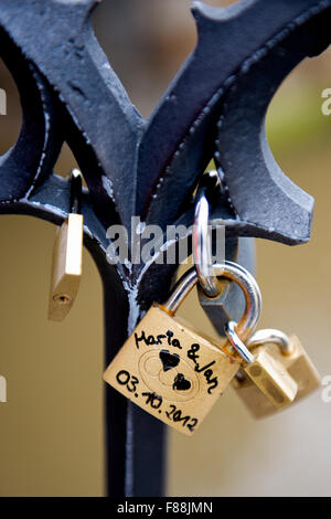 Gli amanti di lucchetti che simboleggia l'amore eterno attaccata alla ringhiera lungo i ponti nella città di Praga Repubblica Ceca Foto Stock