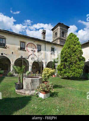 L'Italia, Piemonte, Torino distretto, Novalesa, il chiostro dell'abbazia medievale Foto Stock