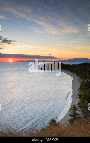 L'Isola di Mana all'alba, le Isole della Mamanuca, Isole Figi Foto Stock