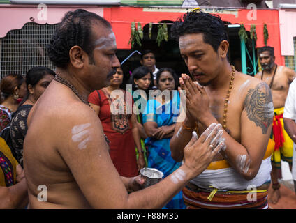 Devoto indù in preghiera nella Thaipusam annuale festa religiosa nelle Grotte Batu, sud-est asiatico, Kuala Lumpur, Malesia Foto Stock