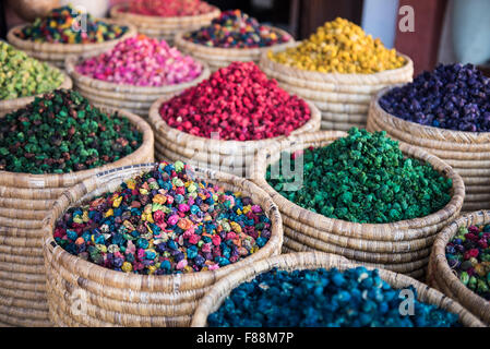 Asciugato le teste dei fiori in cesti per la vendita nel souk di Marrakech Foto Stock