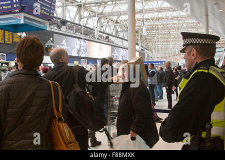 Londra, UK. Il 7 dicembre 2015. La sicurezza è aumentata con extra di pattuglie della polizia presso la stazione di Waterloo dopo gli attentati attacco di coltello a Leytonstone stazione della metropolitana sulla notte di sabato Credito: amer ghazzal/Alamy Live News Foto Stock