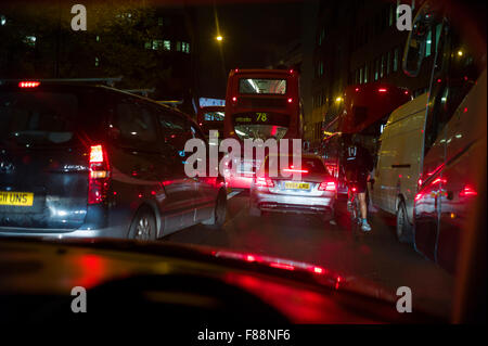 Traffico di Londra si inceppano durante la serata Rush Hour. Dicembre 2015 Foto Stock