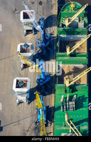 Una veduta aerea di un mercantile carico di grano di scarico nel porto di Tyne, Newcastle upon Tyne Foto Stock