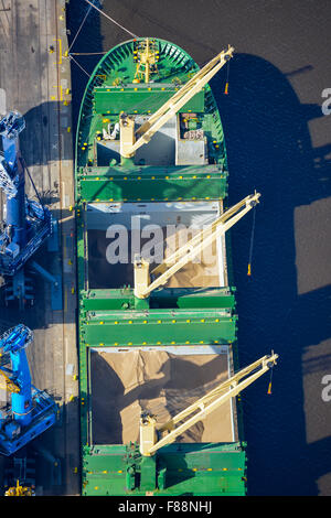 Una veduta aerea di un mercantile carico di grano di scarico nel porto di Tyne, Newcastle upon Tyne Foto Stock