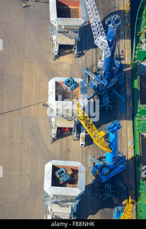 Una veduta aerea di un mercantile carico di grano di scarico nel porto di Tyne, Newcastle upon Tyne Foto Stock