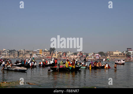 Una vista panoramica di Varanasi Ghat -Sadhu e devoto di utilizzo di barche per attraversare il fiume Santo Ganga per raggiungere casa nella città di Varanasi. Foto Stock