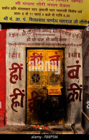 Casella di donazione a ghat di Varanasi. Varanasi o Benares è la seconda città più antica del mondo, sitituated presso la banca di hol Foto Stock