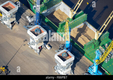 Una veduta aerea di un mercantile carico di grano di scarico nel porto di Tyne, Newcastle upon Tyne Foto Stock