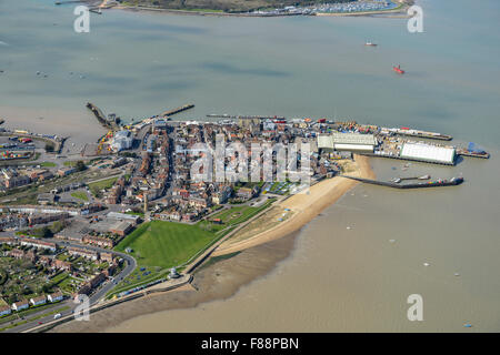 Una veduta aerea della vecchia Harwich e la foce del fiume Stour, Essex, Regno Unito. Foto Stock