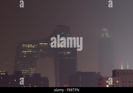 Pechino, Cina. Il 7 dicembre, 2015. Foto scattata il 7 dicembre, 2015 mostra grattacieli del quartiere centrale degli affari (CBD) coperto di smog a Pechino Capitale della Cina. Pechino ha rilasciato il red alert per il pesante inquinamento su 7 Dicembre, il primo in assoluto che è il più grave livello. Il red alert durerà dal 7:00 Martedì alle 12:00 p. m. Giovedì. Credito: Wu Wei/Xinhua/Alamy Live News Foto Stock