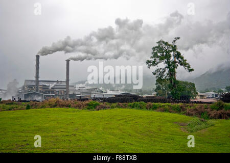 Mulino di zucchero nella stagione di frantumazione Tully Australia Foto Stock