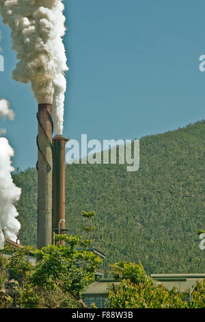 Due alte ciminiere soffiando fuori il fumo Foto Stock