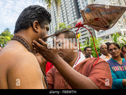 Devoto indù con linguetta forata durante Thaipusam annuale festa religiosa nelle Grotte Batu, sud-est asiatico, Kuala Lumpur, Malesia Foto Stock