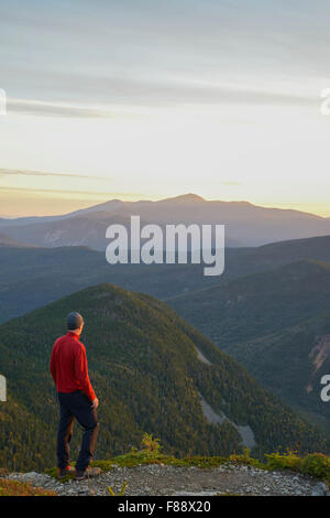 Vista di Mount Washington e Gamma Presidenziale sull orizzonte dal segnale Ridge trail a sunrise, White Mountain National Forest, New Hampshire Foto Stock