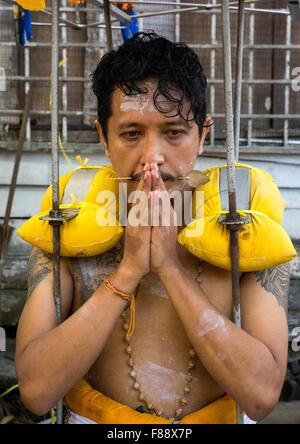 Devoto indù in preghiera nella Thaipusam annuale festa religiosa nelle Grotte Batu, sud-est asiatico, Kuala Lumpur, Malesia Foto Stock