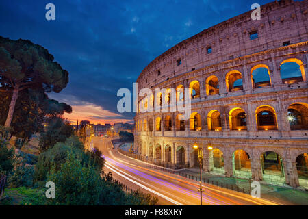 Colosseo. Immagine del Colosseo, Roma durante il sunrise. Foto Stock