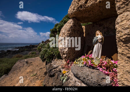 Religioso santuario con la Vergine Maria statua e fiori sulle rocce al costa vicino a Palm Mar, Tenerife, Isole Canarie, Spagna, Foto Stock