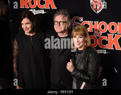 New York, NY, STATI UNITI D'AMERICA. 6 dicembre, 2015. Elizabeth McGovern, Kevin McNally, Phyllis Logan presso gli arrivi per la scuola di roccia apertura notturna su Broadway, Winter Garden Theatre di New York, NY Dicembre 6, 2015. Credito: Kayla riso/Everett raccolta/Alamy Live News Foto Stock