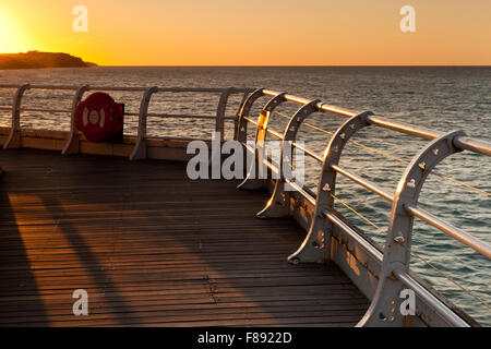 Sunset over Cromer scogliere dal molo Foto Stock