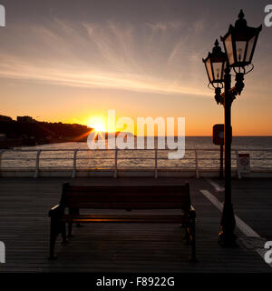 Tramonto su scogliere a Cromer dal molo. Norfolk England Regno Unito. Foto Stock