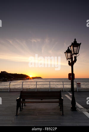 Tramonto su scogliere a Cromer dal molo. Norfolk England Regno Unito. Foto Stock