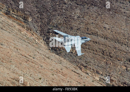 Royal Air Force Tornado GR4 jet fighter volare a bassa quota attraverso il Rainbow Canyon, California. Foto Stock