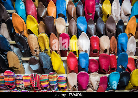 La tradizione vivacemente colorate pantofole marocchino per la vendita nel souk di Marrakech Foto Stock